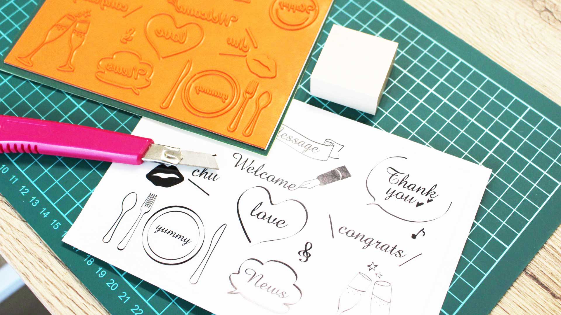 仕事帰りに自宅でスタンプ制作を楽しむ社会人のデスク風景のイラスト。