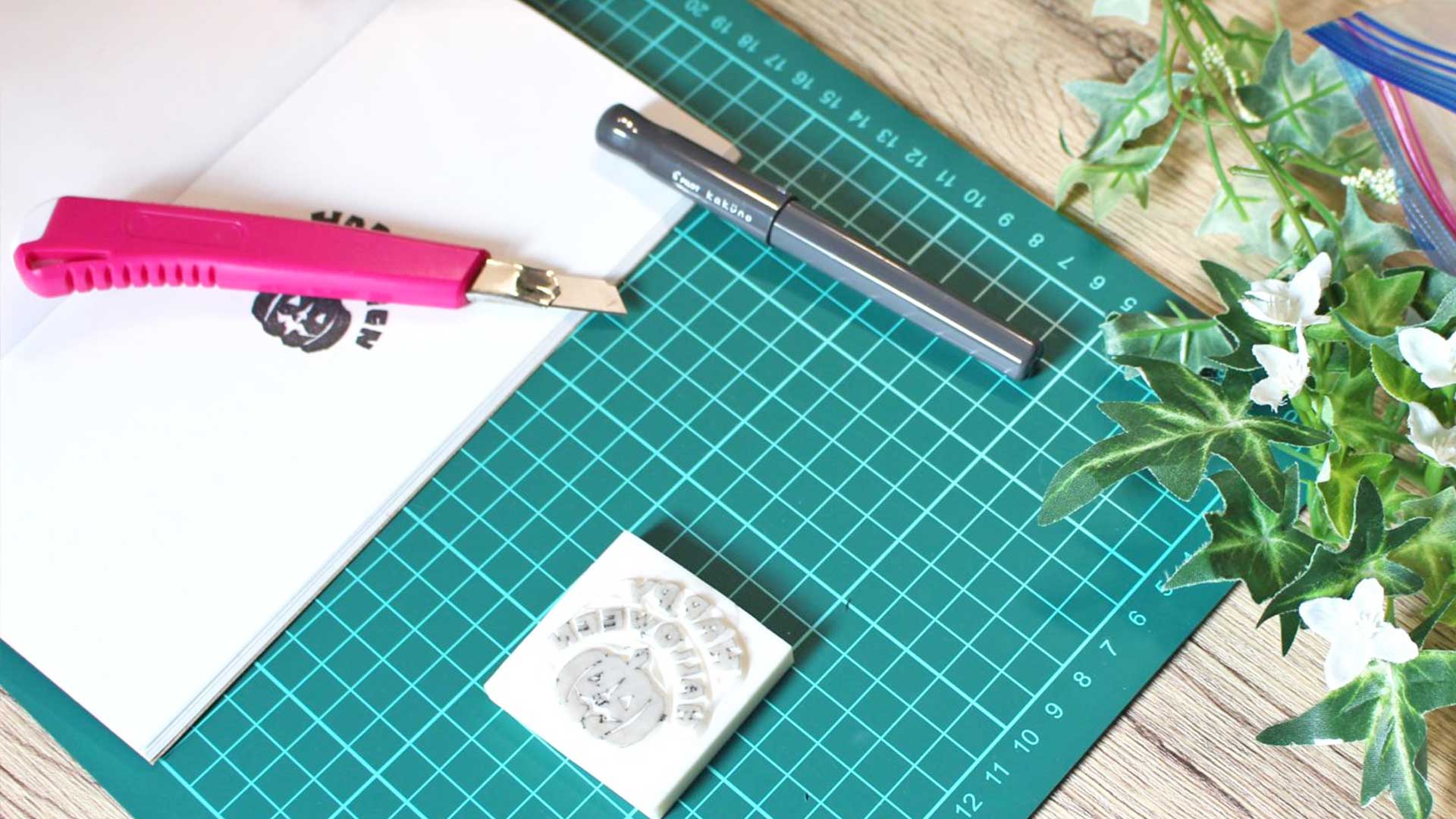 スタンプ作りに必要な道具と材料が机の上に並び、手作りの工程をイメージできる画像。