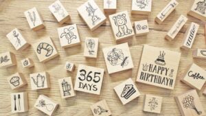 推しスタンプがテーブルに並べられている画像