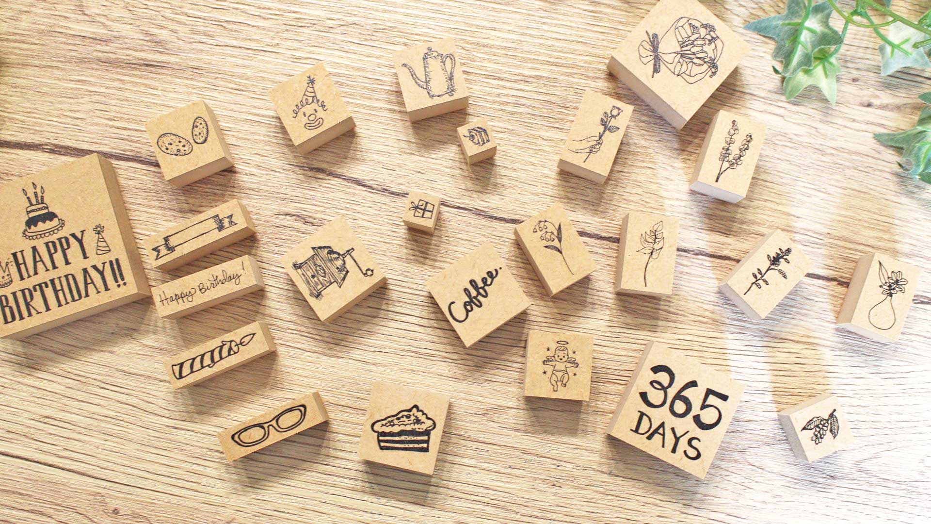 イベント用のスタンプがテーブルの上に並べられている様子