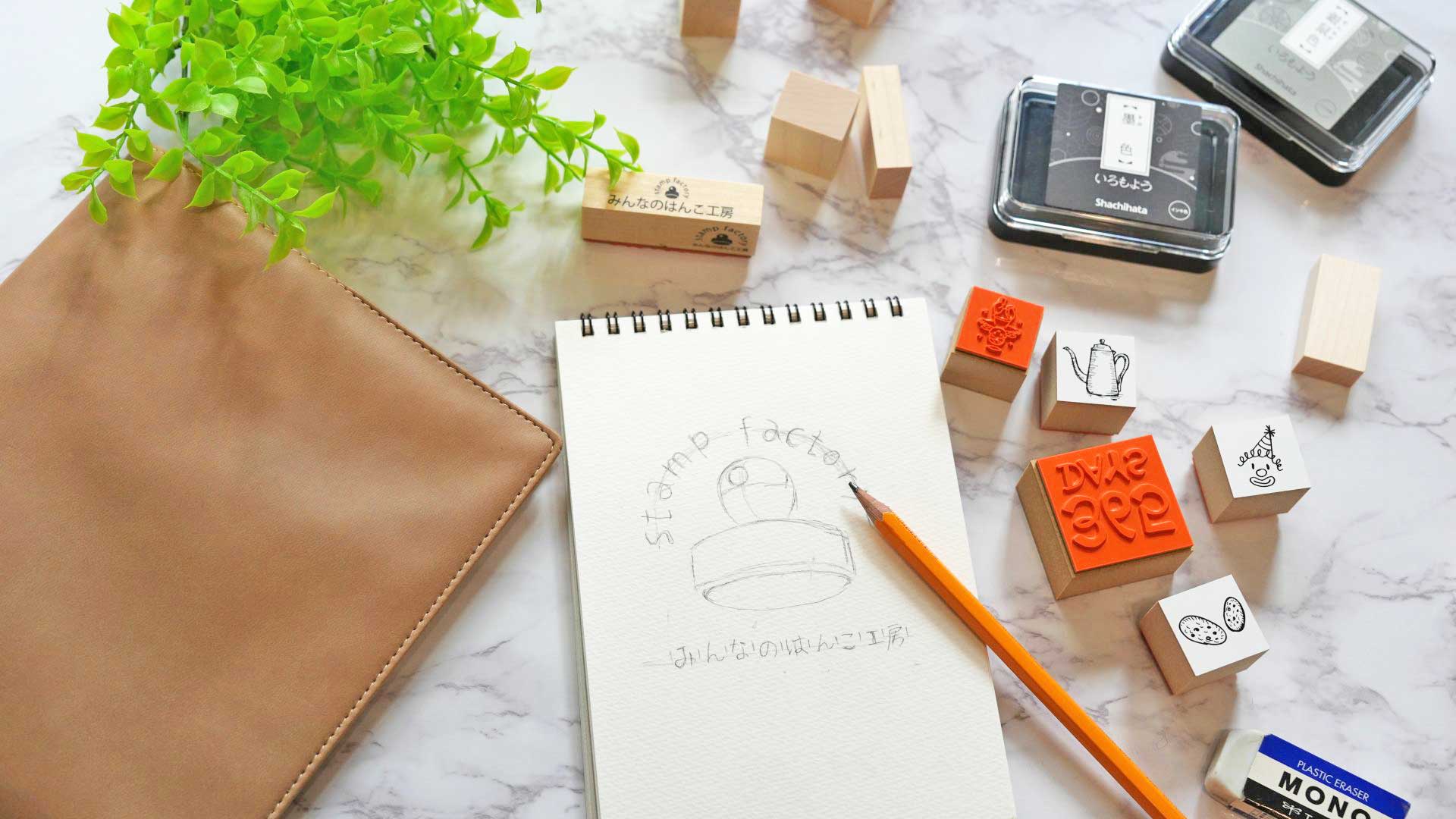 自宅で道具を広げ、はんこ作りの副業に取り組む様子が分かる作業風景。