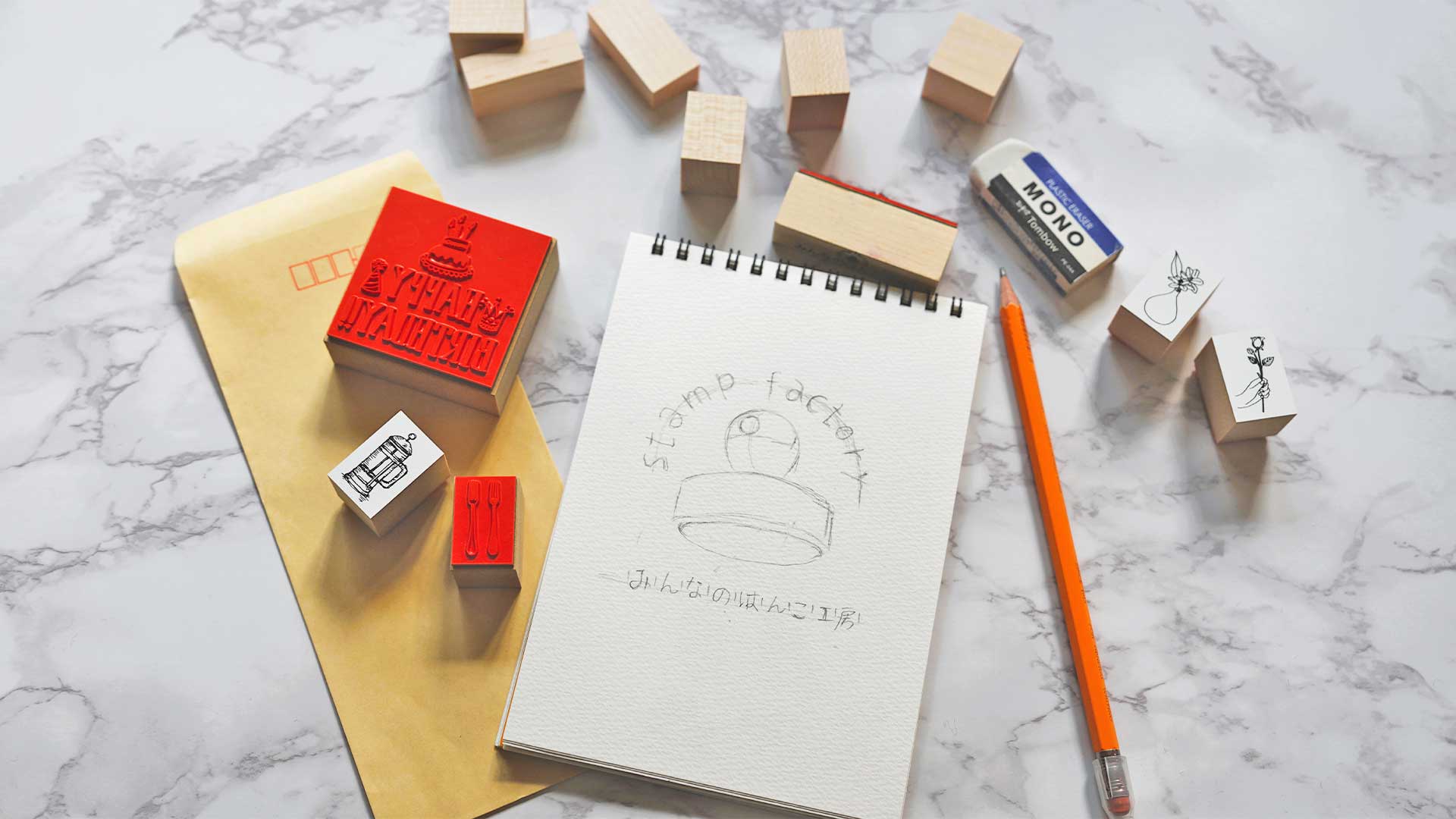 スケッチブックを前に、イラストの発想を考えている制作風景。