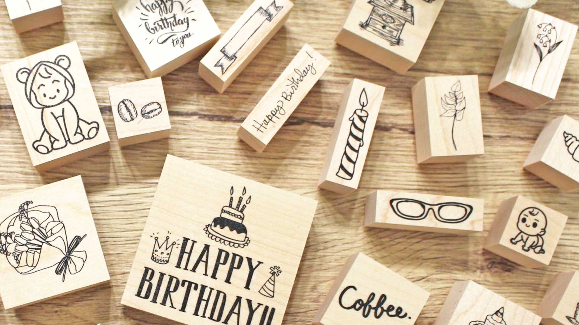 アートセラピーに使用するスタンプがテーブルに並べられている画像