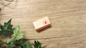 ブランド名がスタンプの側面に印刷されている画像。