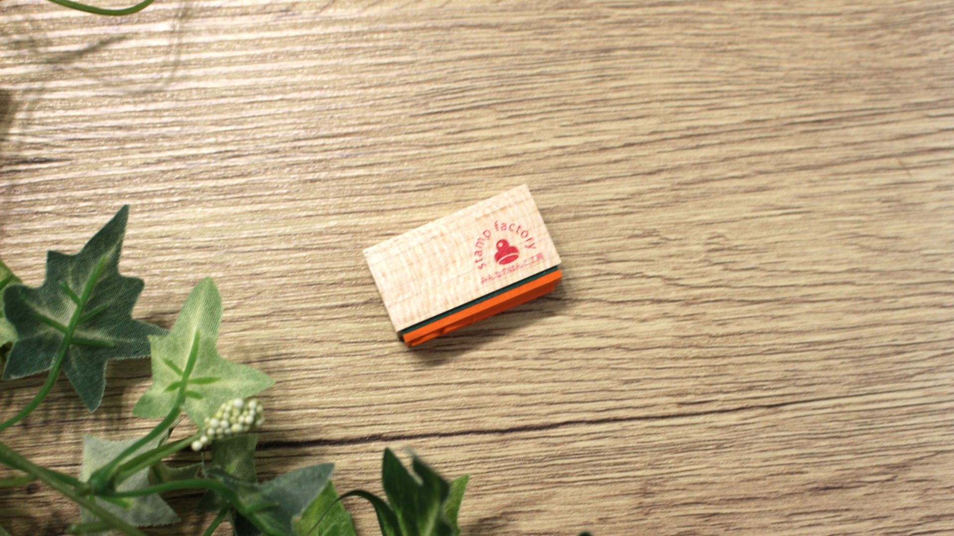 ブランド名がスタンプの側面に印刷されている画像。