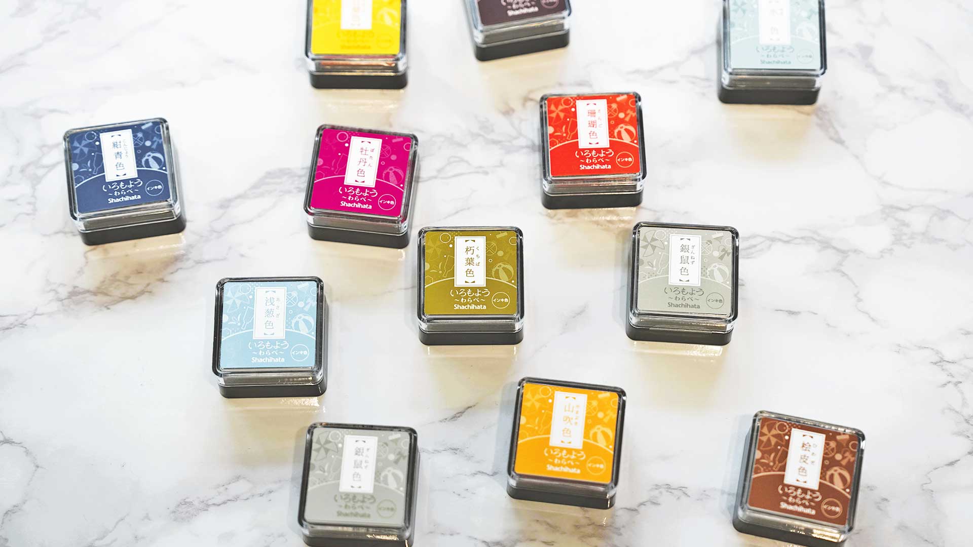 さまざまな色のインクを並べ、カラー活用の楽しさを表現したイメージ画像。