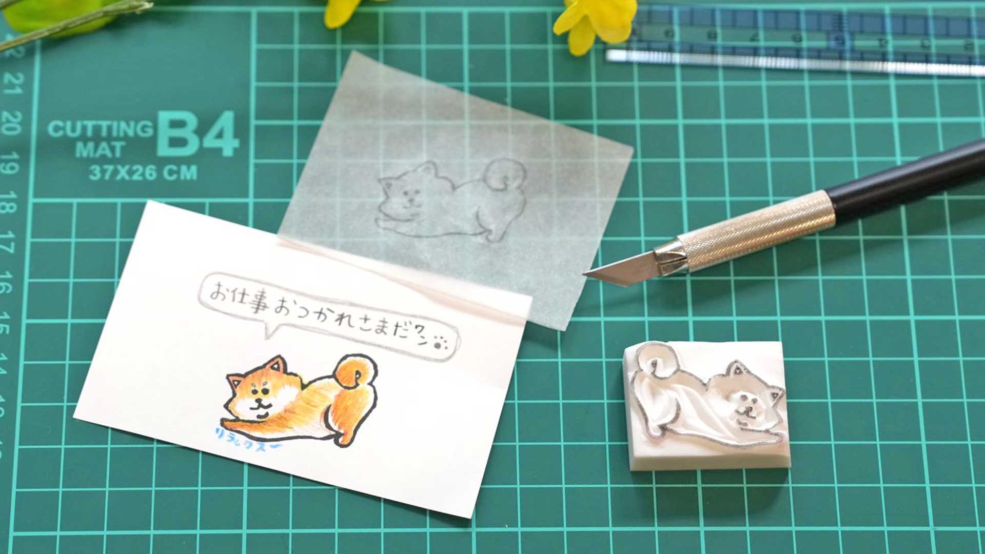 はんこ作家向けのかわいいイラスト素材と制作道具が並ぶナチュラルな作業風景