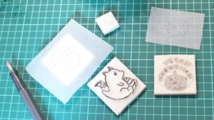 在宅でオリジナルはんこを制作している様子と、完成したはんこが並ぶ作業風景の画像。