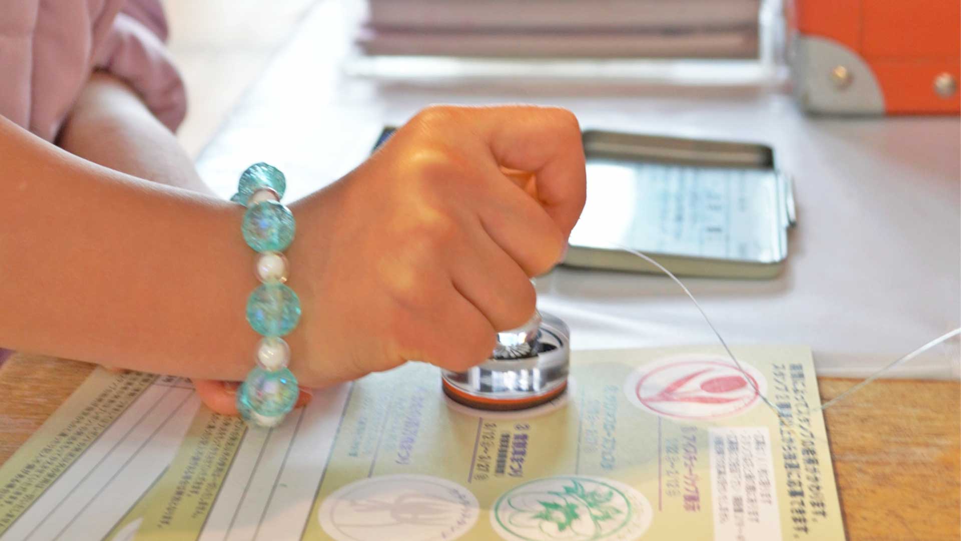 スタンプラリーのスタンプを押している様子。