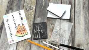 子供の描いたイラストを元に作られたオリジナルスタンプと制作風景の画像。