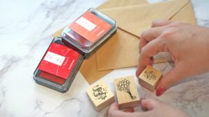 推しスタンプをテーブルに並べている様子