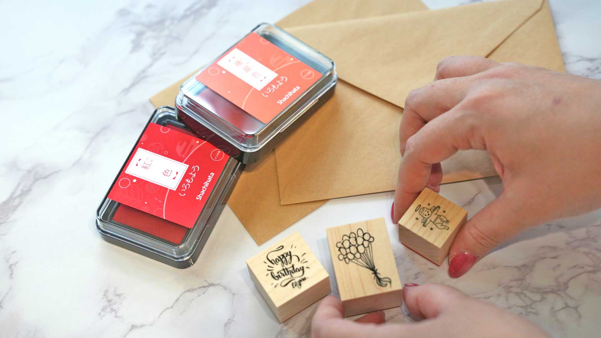 推しスタンプをテーブルに並べている様子