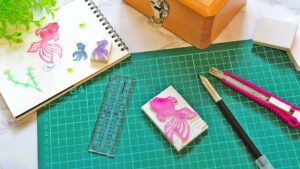 未経験からハンコ作家を目指す人のための、制作道具と図案が並ぶ作業風景