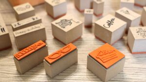 ハンドメイド作家の作業机と完成作品を写した写真。