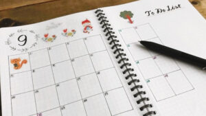 スタンプで飾り付けをしてバレットジャーナルを作成している画像