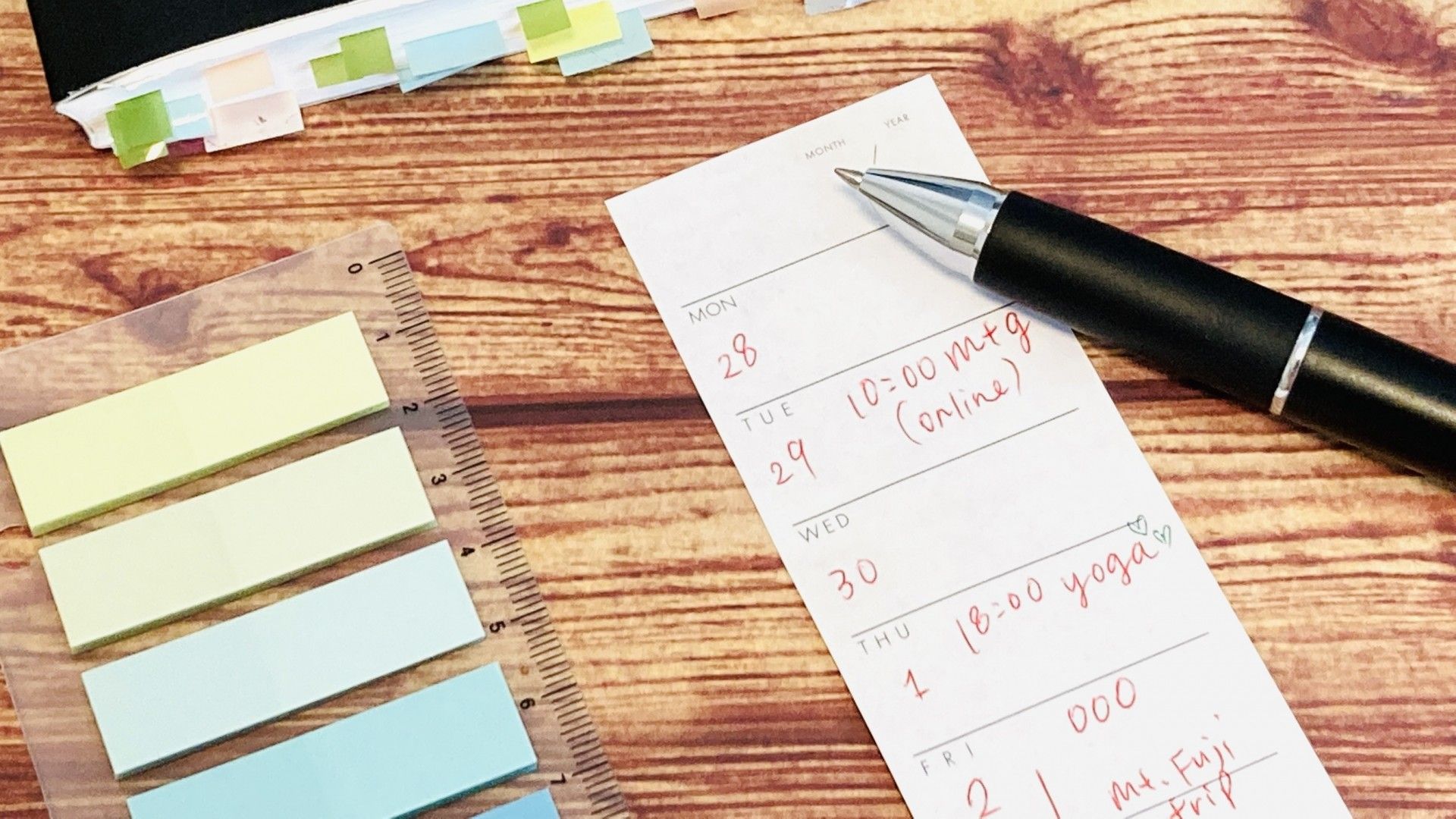 バレットジャーナル用のチェックスタンプで作られたTODOリストを作っている作業風景。