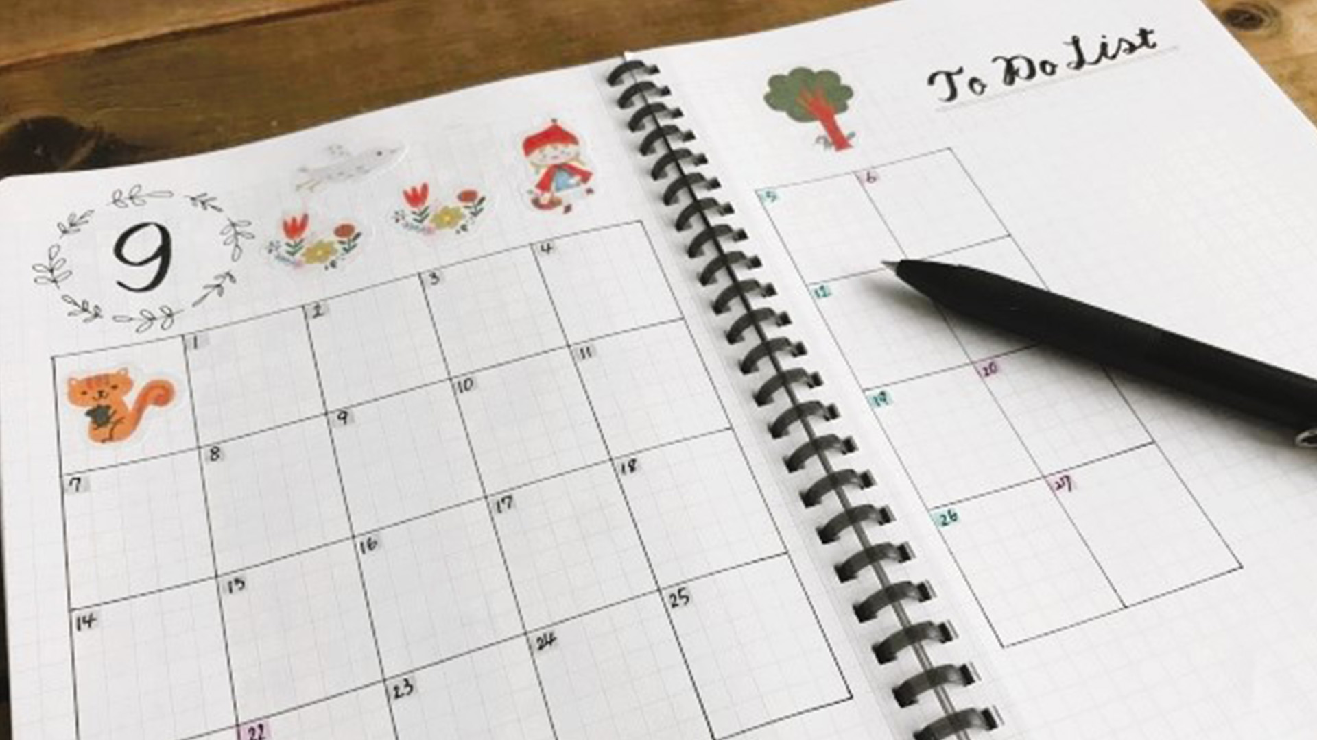 スタンプで飾り付けをしてバレットジャーナルを作成している画像