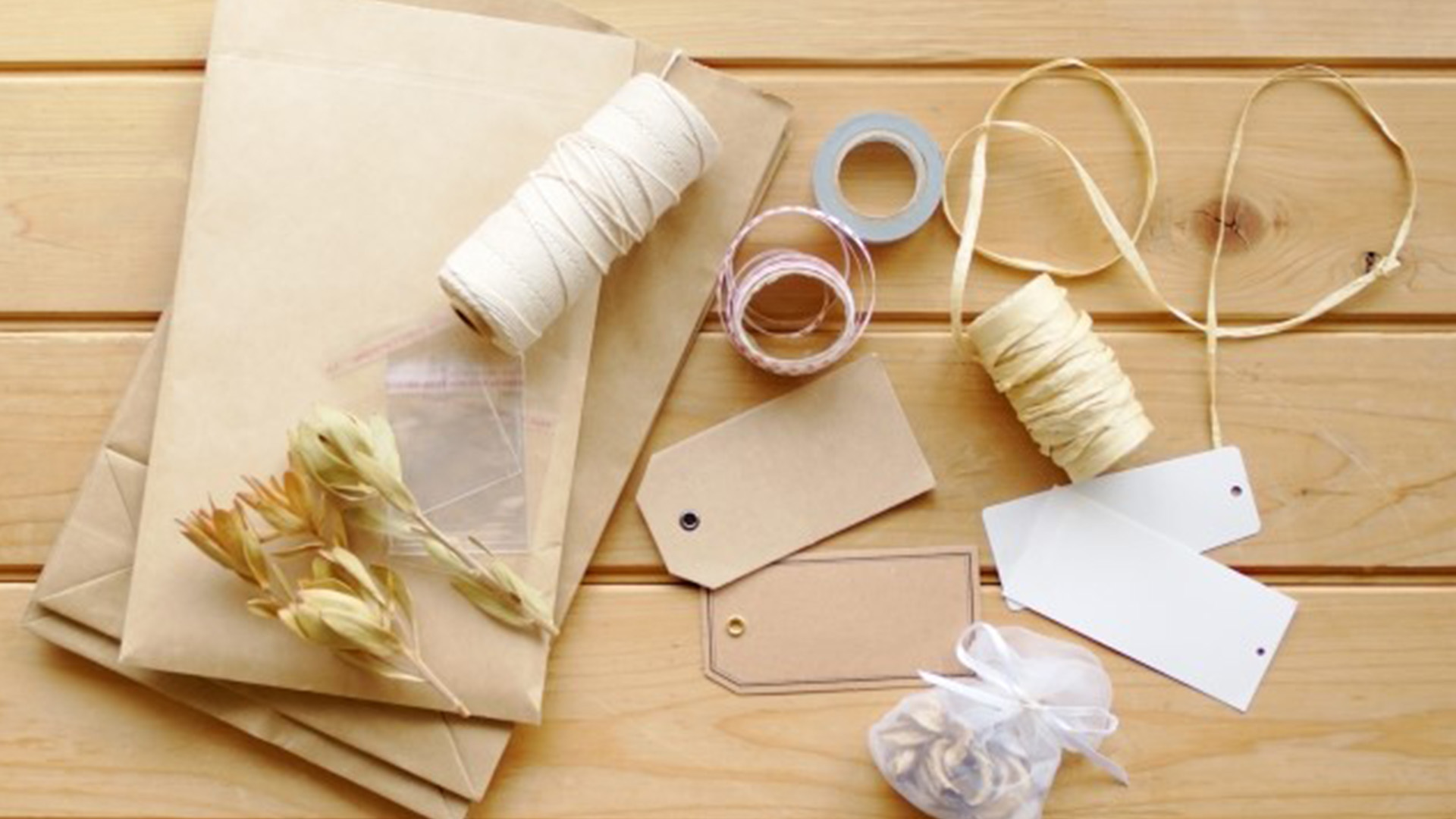 ラバースタンプを緩衝材と袋で丁寧に包み、発送準備をしている様子を写した写真。