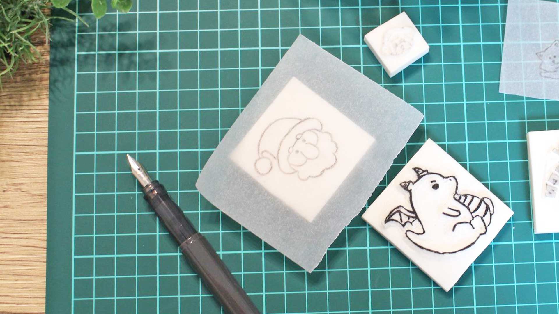 イラストから作ったオリジナルスタンプを机に並べている様子。