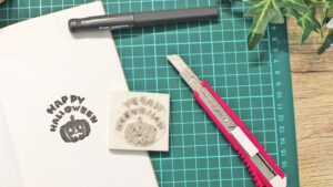 手描きのデザインをもとにはんこを作っている様子。