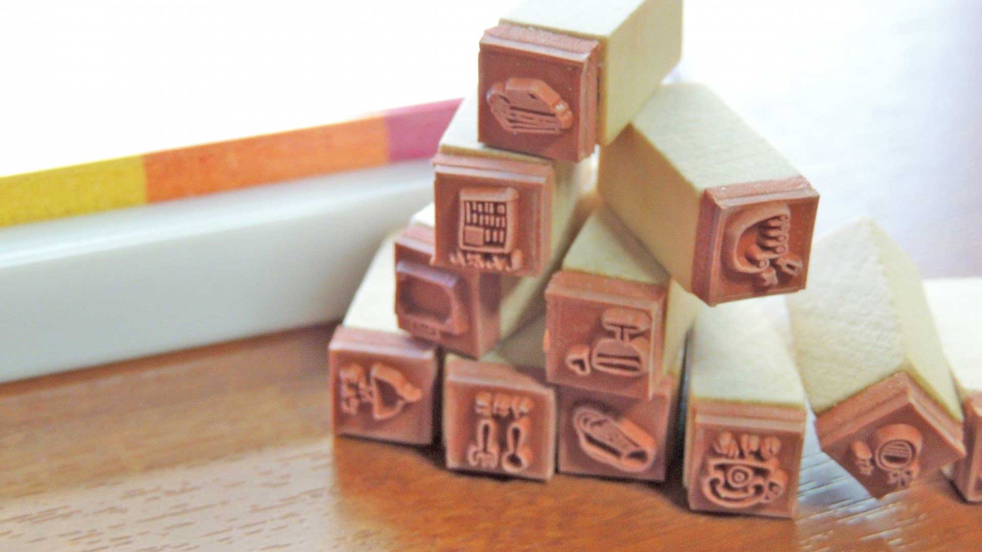 机の上に並んだラバースタンプとインクパッドの画像。