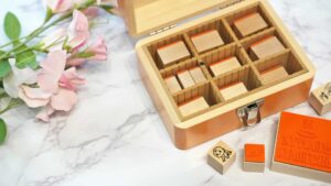 テーブルの上に並んだ人気スタンプの写真