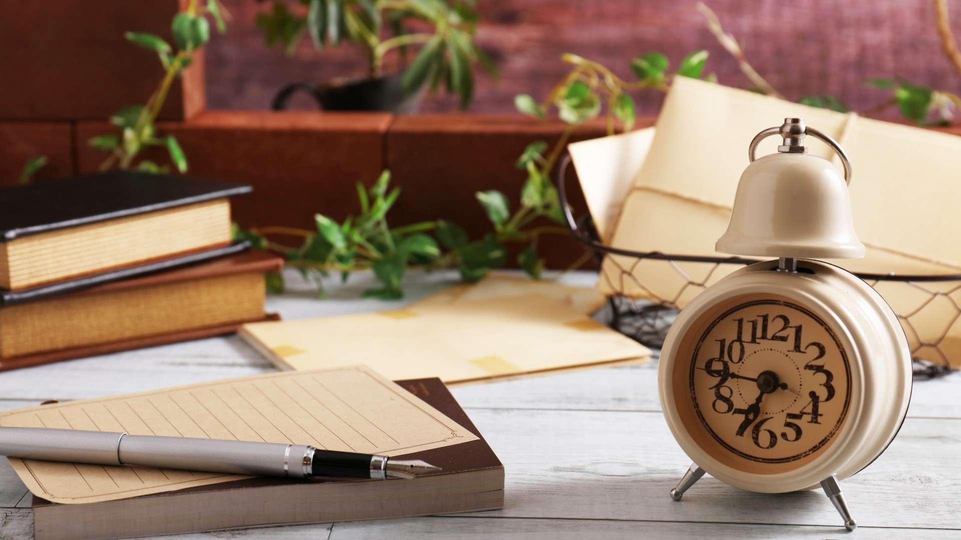 スタンプ制作道具とタスク管理リストを並べ、計画的に作業しているスタンプ作家の作業風景。