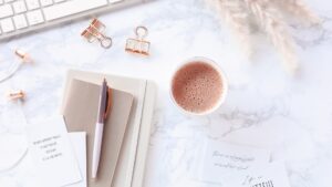 ノートにハンドメイド作家名の候補を書き出しながら考えている作業風景
