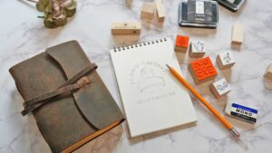 スタンプのデザインデータと完成したゴム印を比較して確認している様子