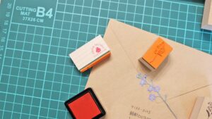 手紙にハンドメイドスタンプを押してデコレーションしている様子