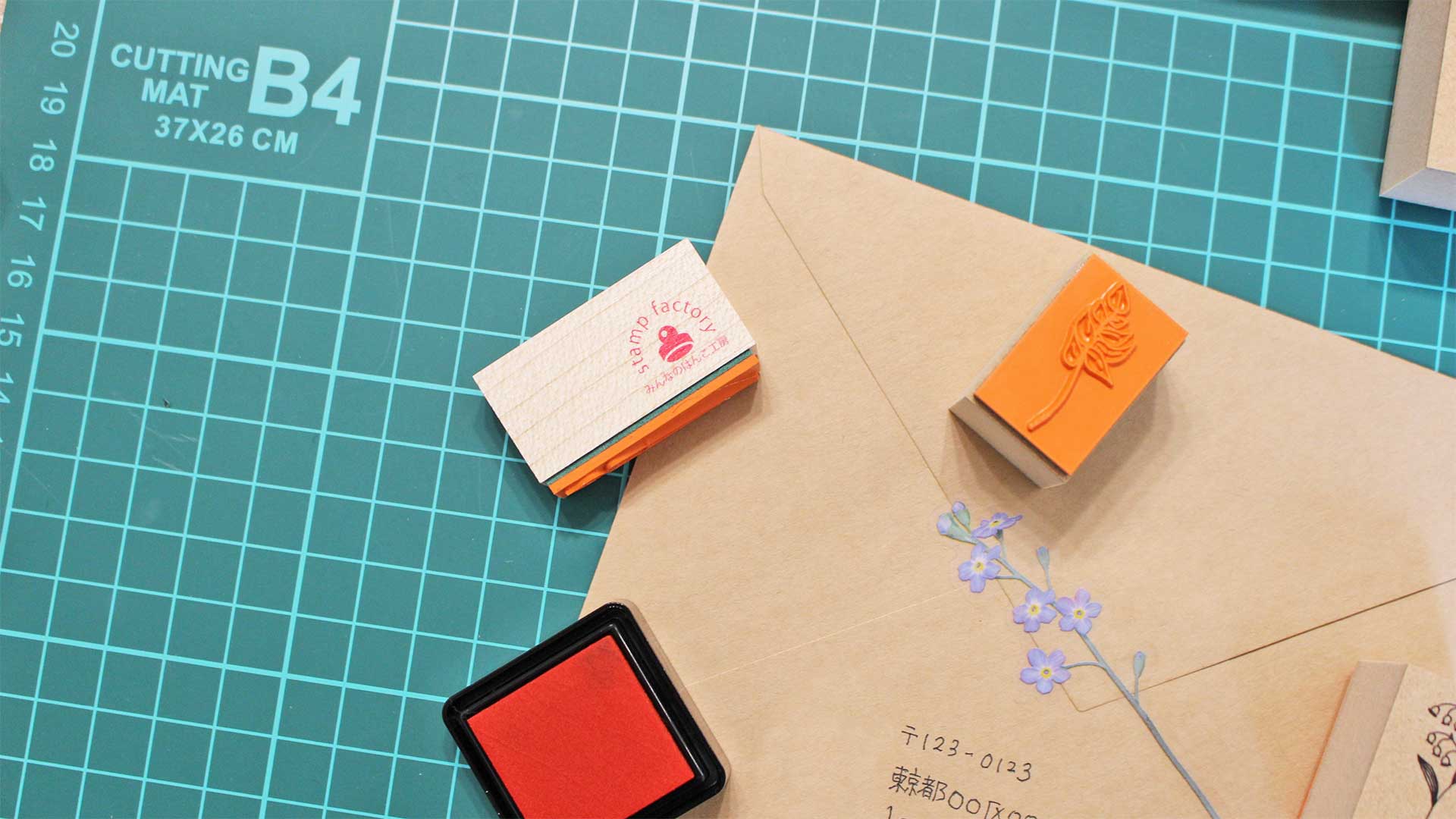 手紙にハンドメイドスタンプを押してデコレーションしている様子