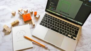 イラスト原稿と完成したオリジナルスタンプが並び制作工程をイメージできる写真