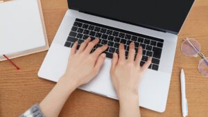 パソコンでスタンプのデザインデータを確認しながら入稿準備をしている様子