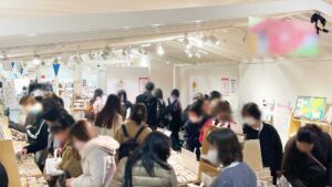 文具イベント会場でスタンプや紙雑貨が並び多くの人が見て回っている様子