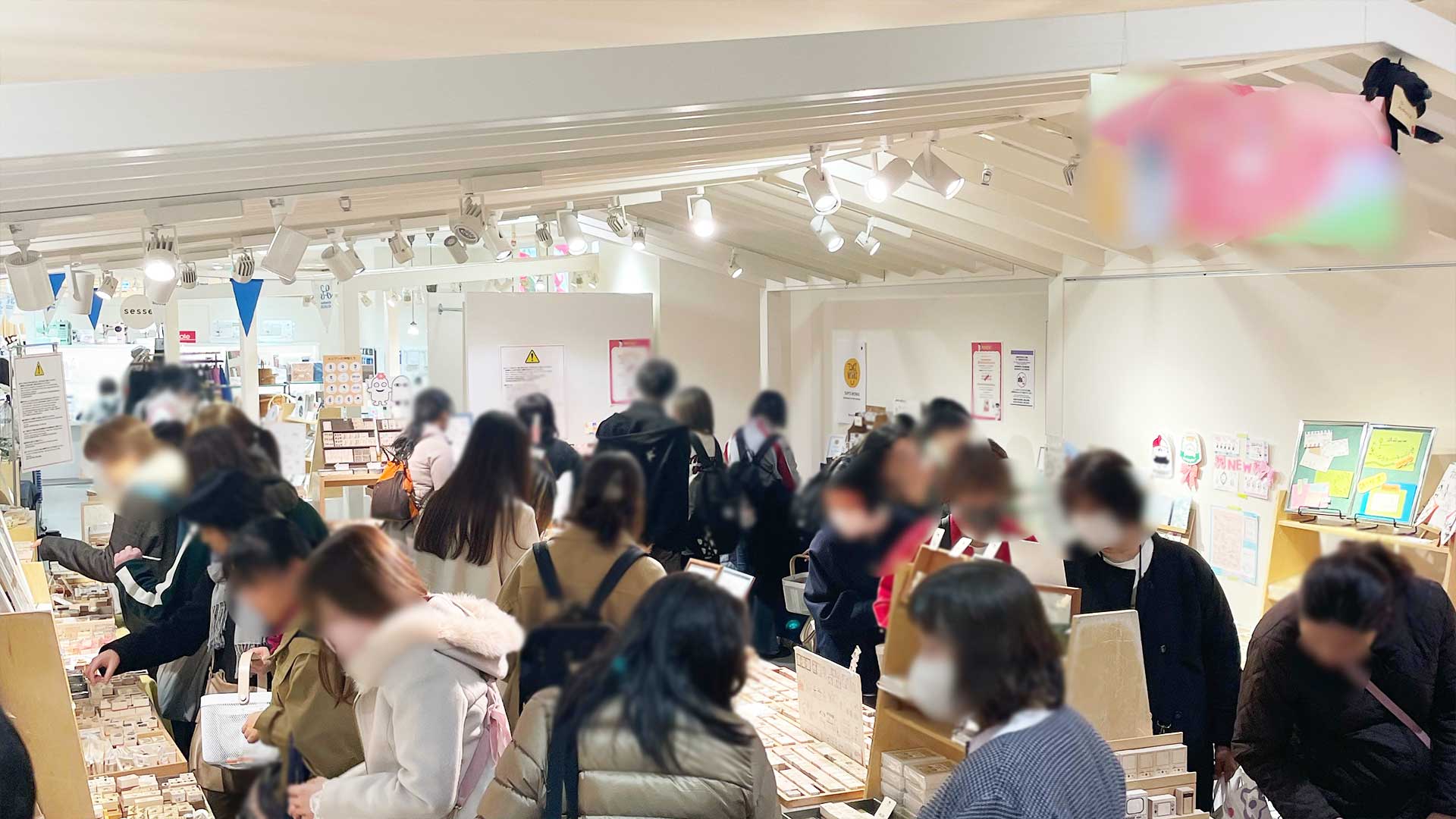 文具イベント会場でスタンプや紙雑貨が並び多くの人が見て回っている様子