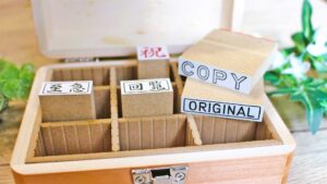 仕事用とプライベート用のさまざまな文具スタンプが机の上に並んでいる様子