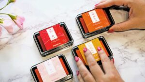 スタンプ台「いろもよう」をテーブルに並べている様子