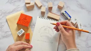 オーダーメイドスタンプの入稿データを確認しながら制作準備をしている作業風景。