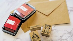 ハンドメイド作品用のラバースタンプを並べて作業準備している風景。