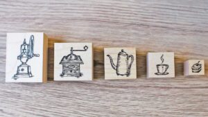 オリジナルスタンプが並ぶ温かみのある制作風景。