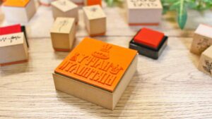 オリジナルスタンプを使って手帳や紙雑貨を楽しんでいる温かみのある作業風景。