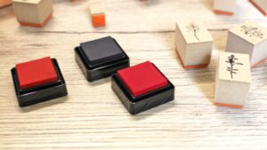 シヤチハタ・サンスターほか有名メーカーの文具スタンプ特徴まとめ