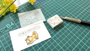 スタンプ制作の作業机と道具が並び、落ち着いた環境で制作する作家のイメージ写真