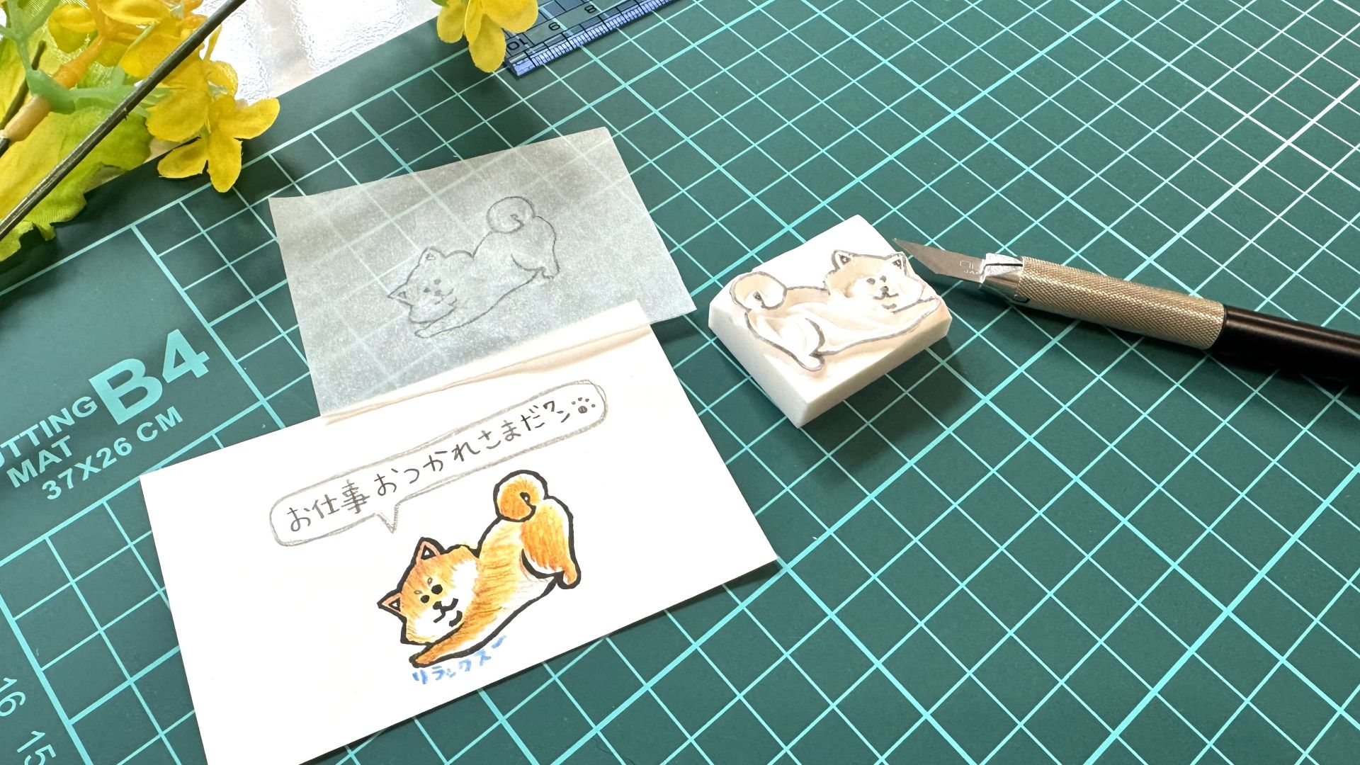 スタンプ制作の作業机と道具が並び、落ち着いた環境で制作する作家のイメージ写真