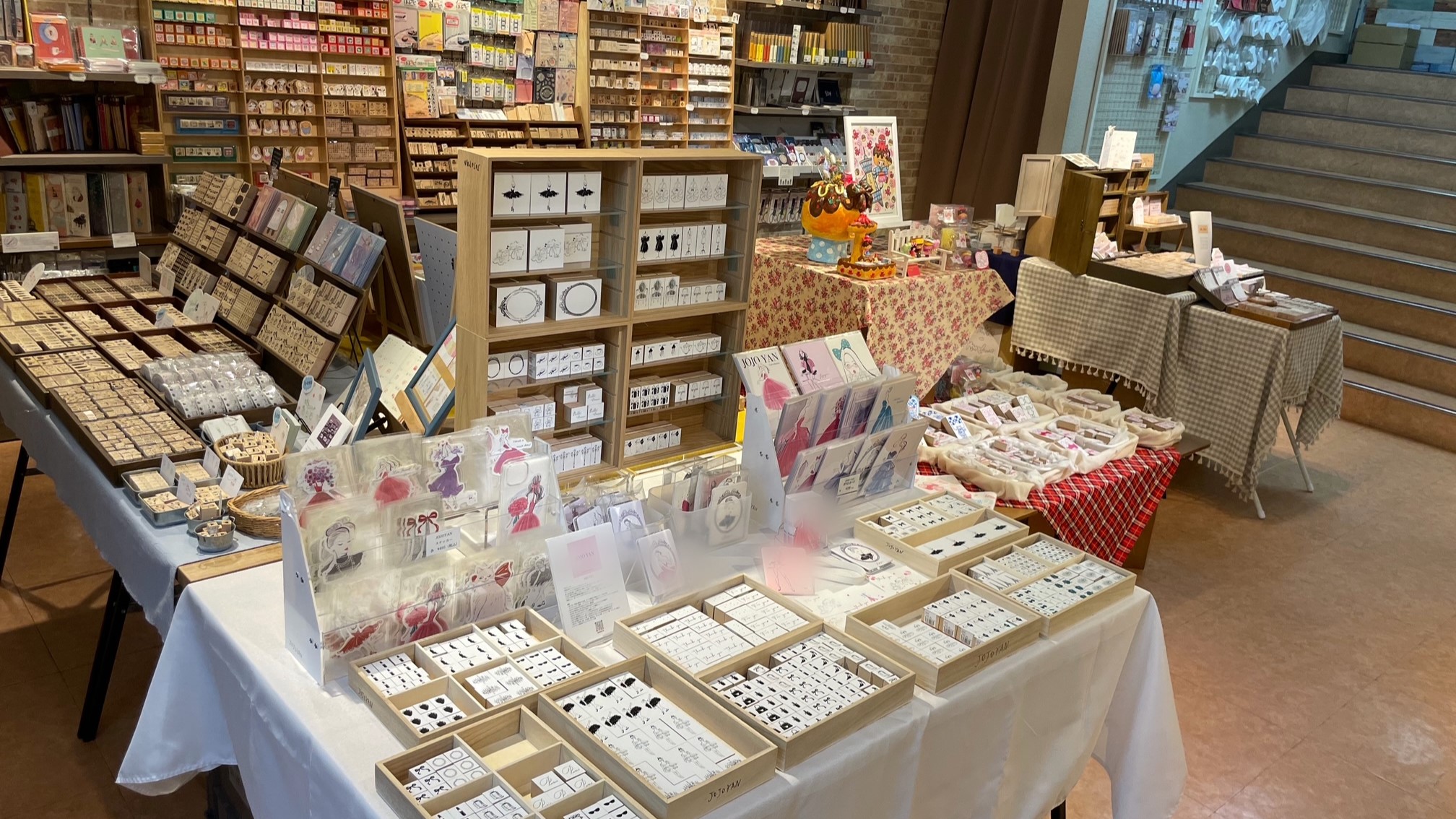 スタンプ作家やメーカーのブースが並ぶイベント会場。