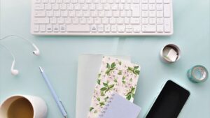 Illustratorで作成したロゴデータをもとに、オーダーメイドの高品質スタンプを製作している様子を表現した画像。