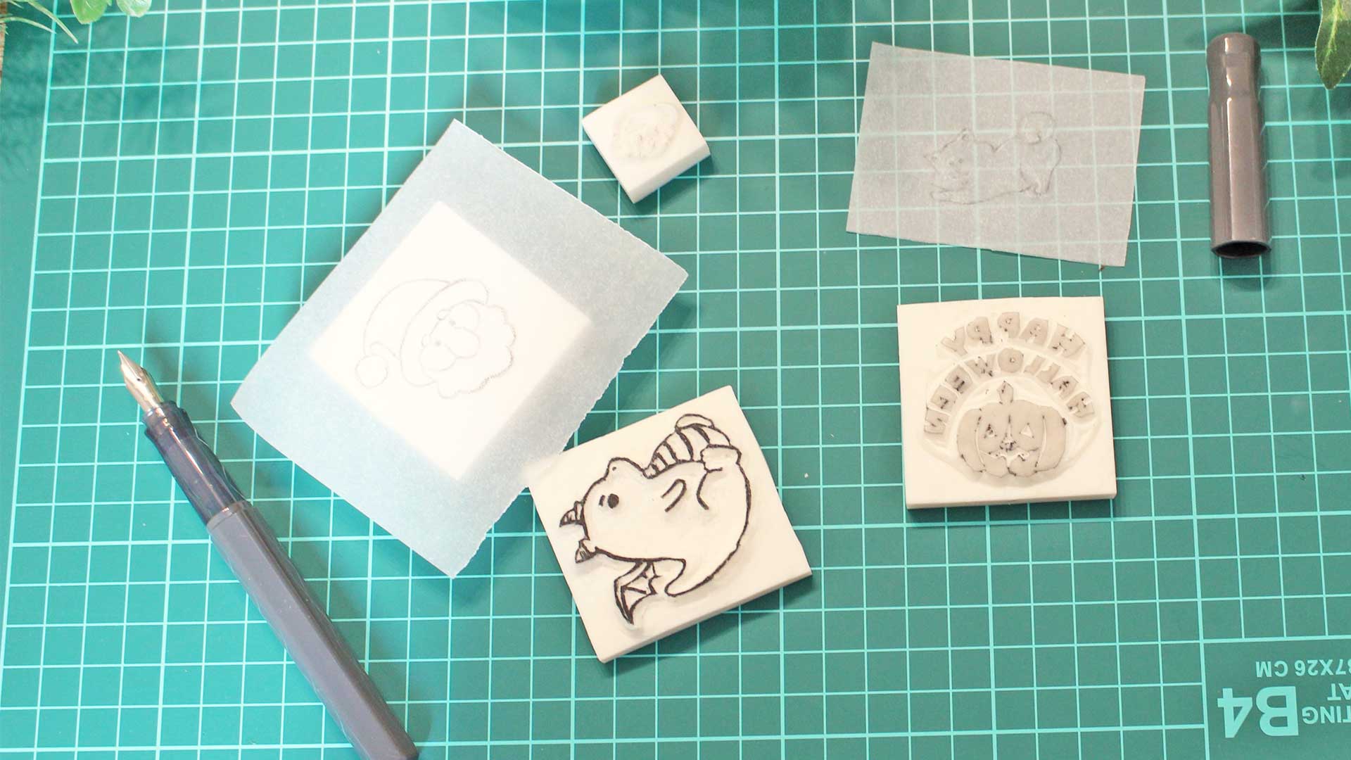 自宅のデスクで消しゴムはんこを制作し、完成作品や道具を並べてものづくりを楽しんでいる様子を表現したイメージ画像。