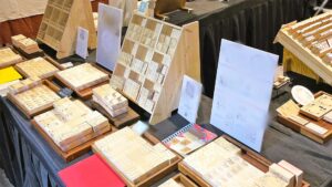 ハンドメイドイベントのブースでスタンプを見やすく陳列し、押印サンプルやカードを展示して商品の魅力を伝えている様子を表現したイメージ画像。