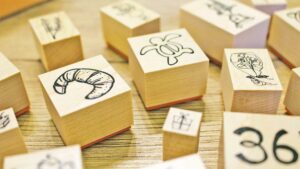 人気のラバースタンプ作品を並べ、売れるデザインのトレンドや組み合わせの楽しさを表現したイメージ画像。