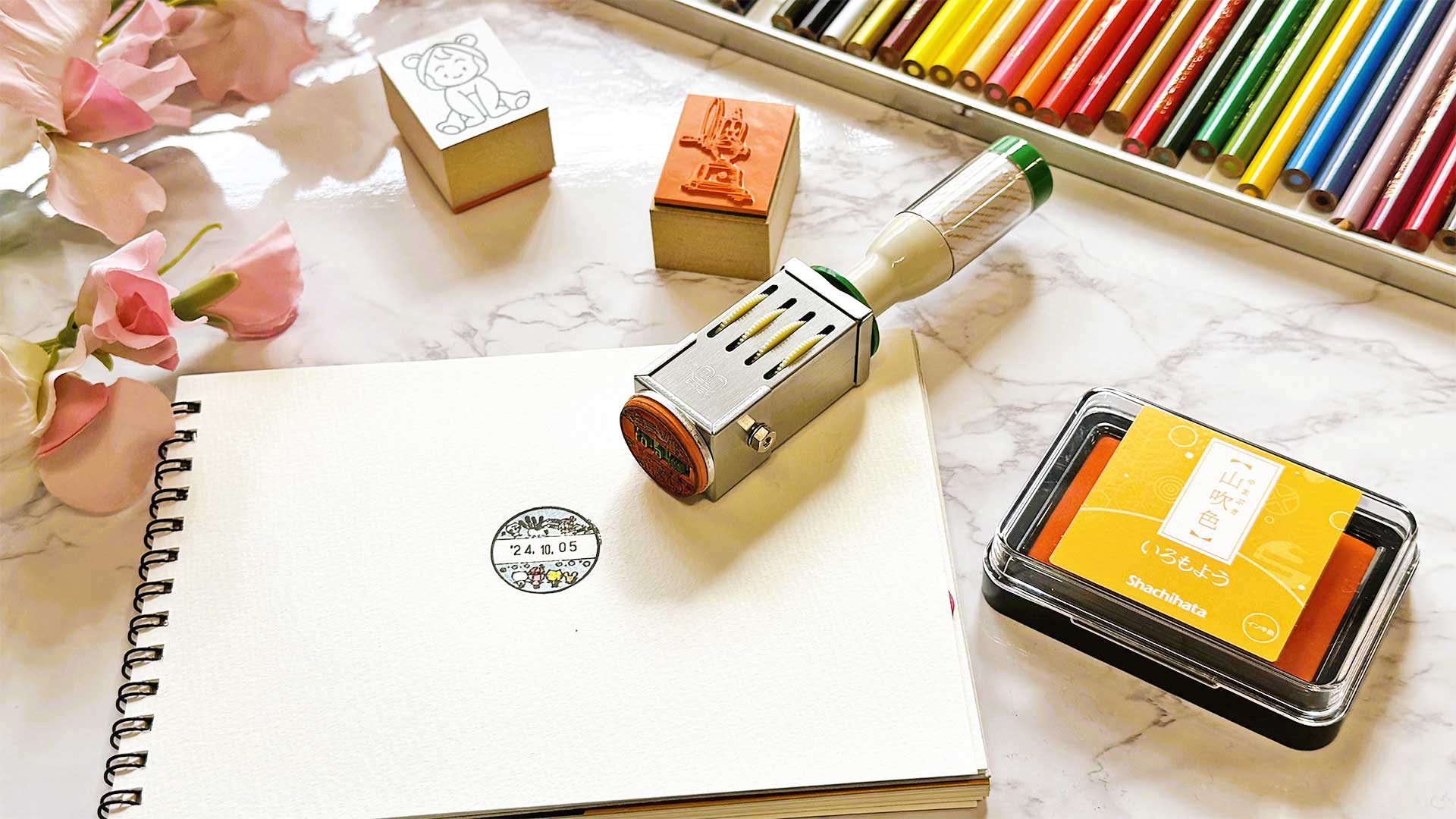 回転日付スタンプとショップカードを並べ、オーダーメイドスタンプの活用シーンを表現したイメージ画像。